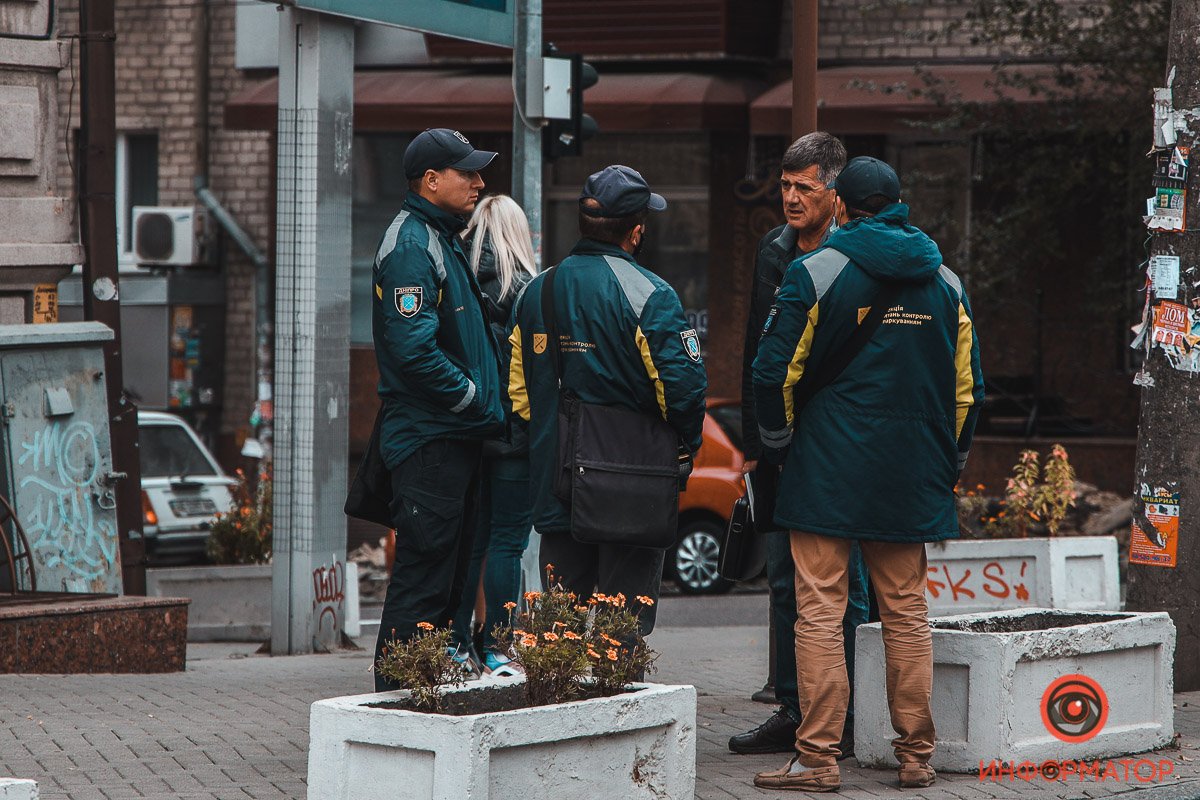 Водитель ВАЗ наехал на инспектора по парковке Водитель ВАЗ наехал на инспектора по парковке