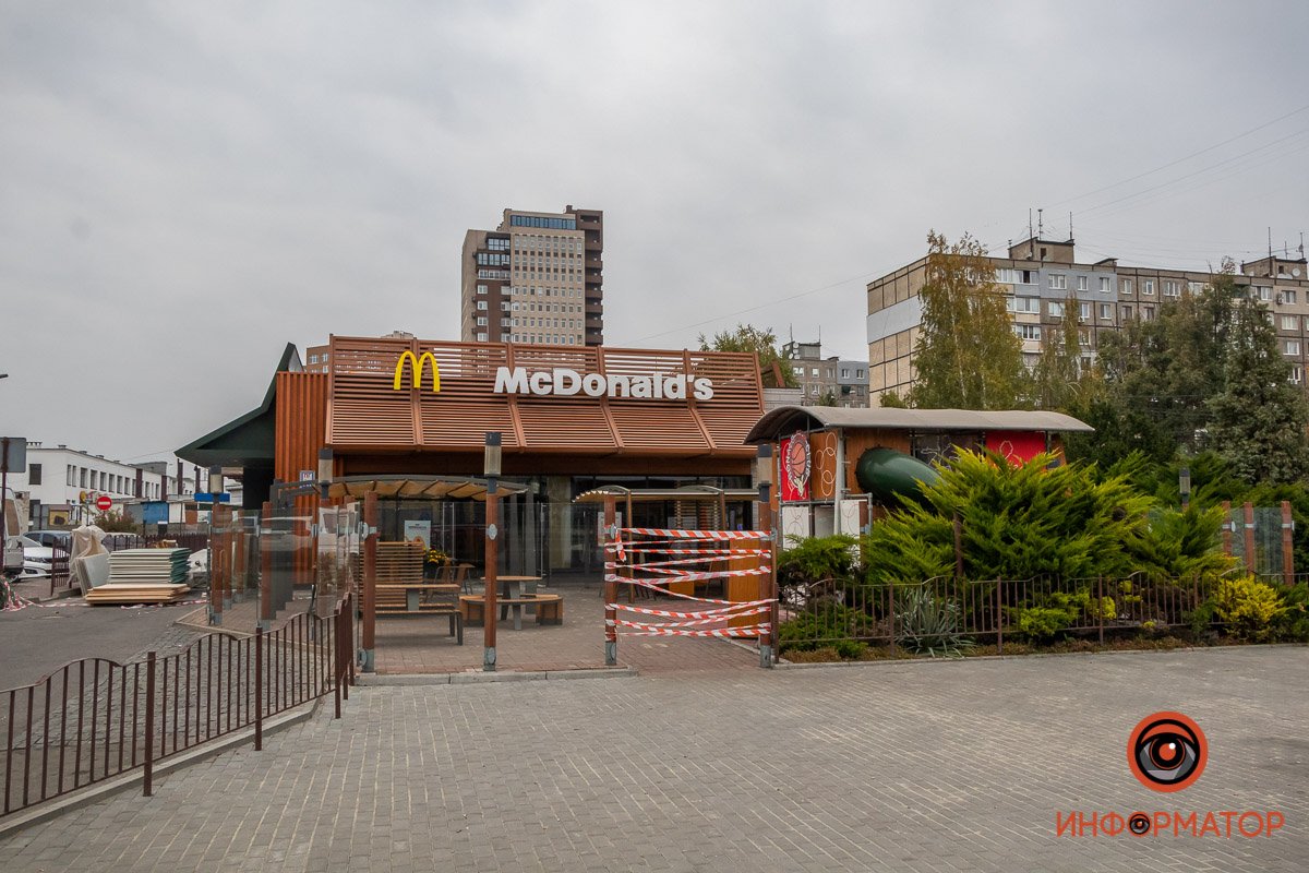 Вход огражден лентами Вход огражден лентами