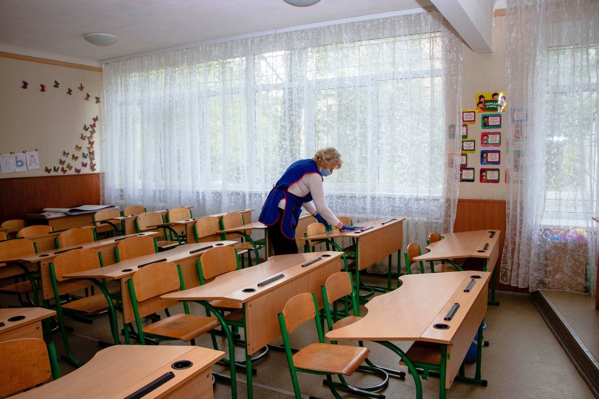 В Днепре тщательно дезинфицируют учебные заведения, где были избирательные участки