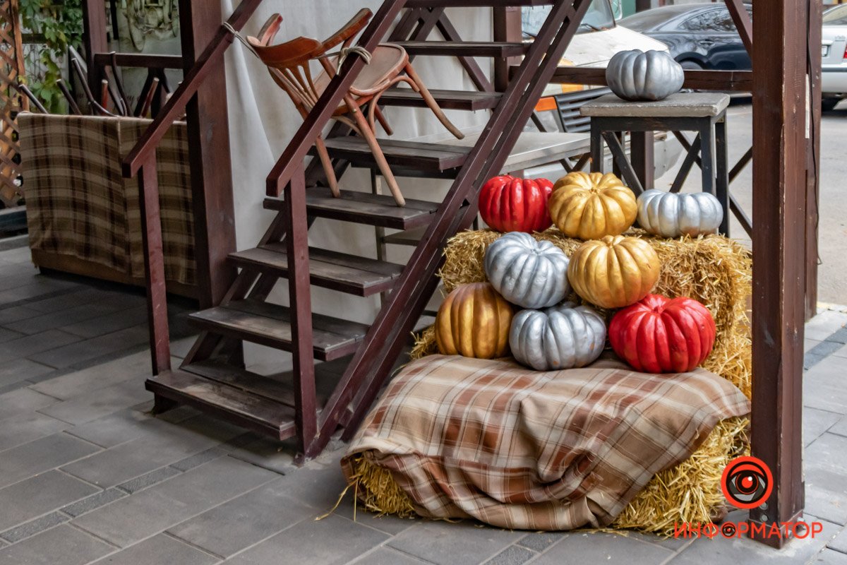 Одним из самых знаменитых атрибутов является тыквенный фонарик, или светильник Джека