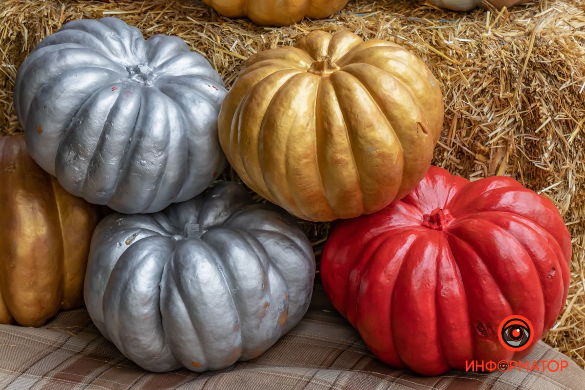 он представляет собой полую тыкву, на которой вырезана зловещая гримаса, а внутрь помещена свеча