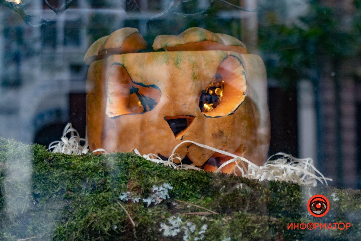 Как и у других праздников, у Хэллоуина есть свои известные песни и тематическая музыка. Широко известна песня «Monster Mash» поп-музыканта Бобби Пикетта