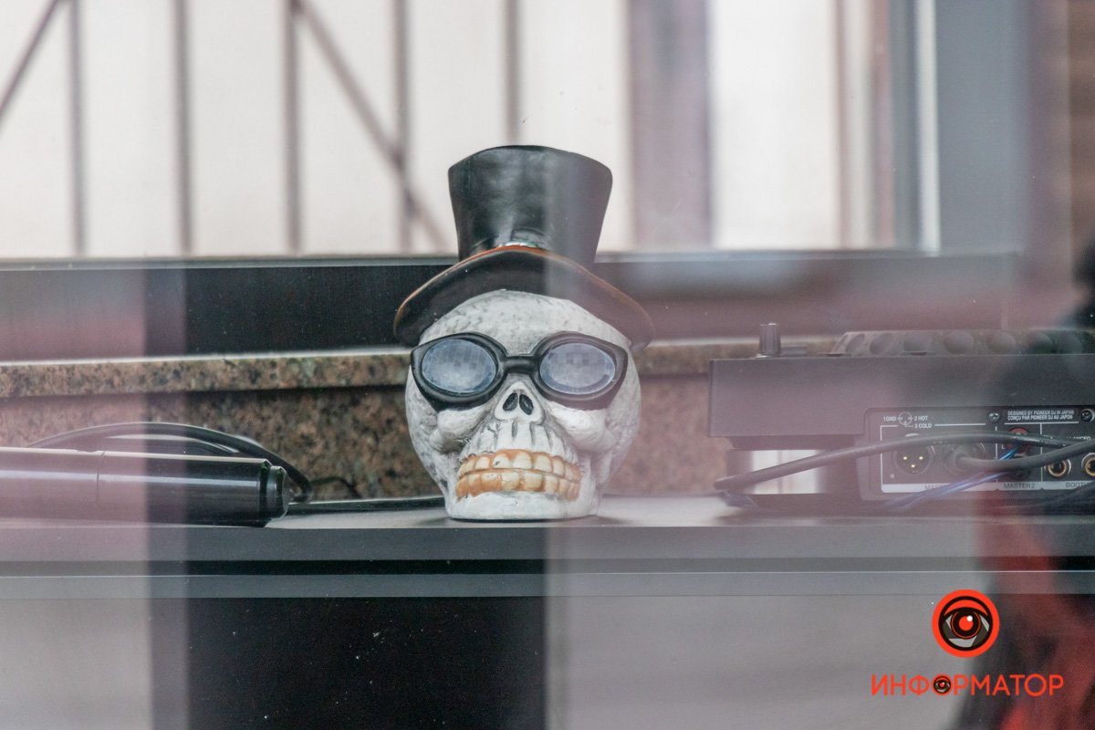 Впервые ношение маскарадных костюмов на Хэллоуин зарегистрировано в 1895 году в Шотландии, когда дети в масках ходили по домам и получали конфеты, пирожные, фрукты и деньги