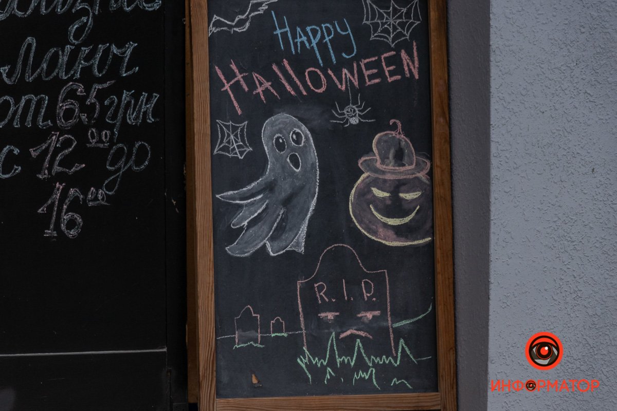 Но уже к началу 2000 года костюмы все более приобретали яркие образы и сам праздник превращался в шоу