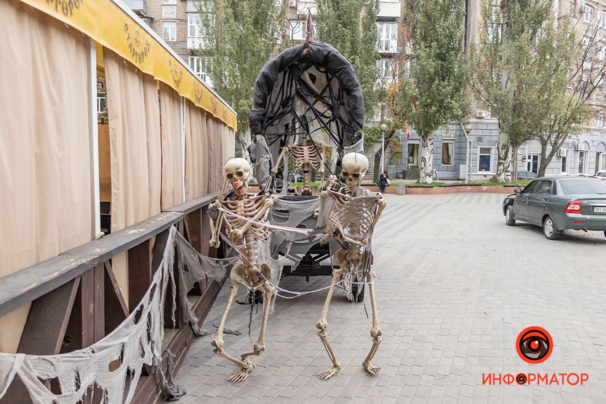 Помимо выпрашивания сладостей и ношения разнообразных костюмов, празднование Хэллоуина также связано с некоторыми специфическими играми и гаданиями