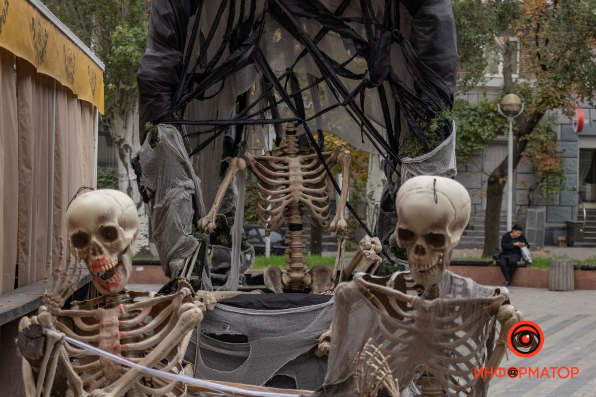 Например, можно встретить упоминания о гадании с помощью кожуры: шотландские девушки срезали кожуру с яблок, стараясь сделать её как можно длиннее, и кидали через плечо