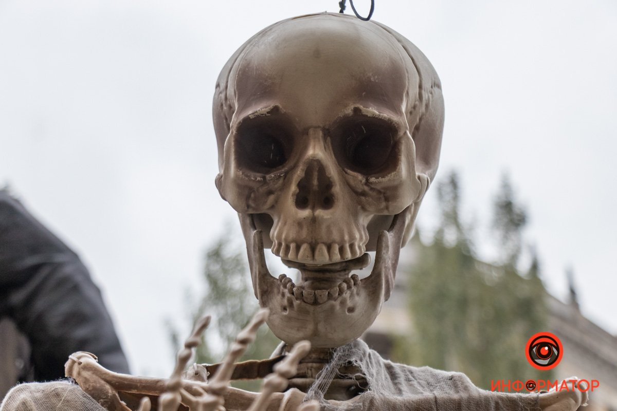 читалось, что упавшая кожура принимала вид первой буквы фамилии суженого