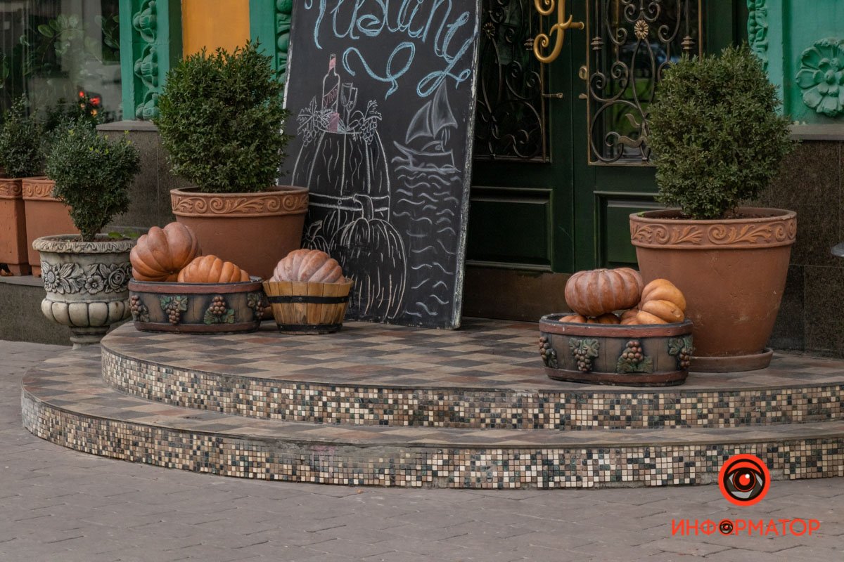 После того, как Хэллоуин начал активно отмечаться с XIX века в США и Канаде, он распространился по всему миру благодаря влиянию американской культуры, при этом существует ряд региональных различий