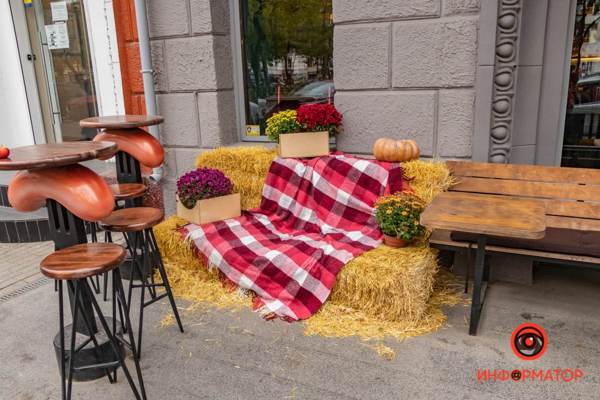 Ну ничего, детишкам нравится праздник - ведь это конфеты, маскарад и веселье