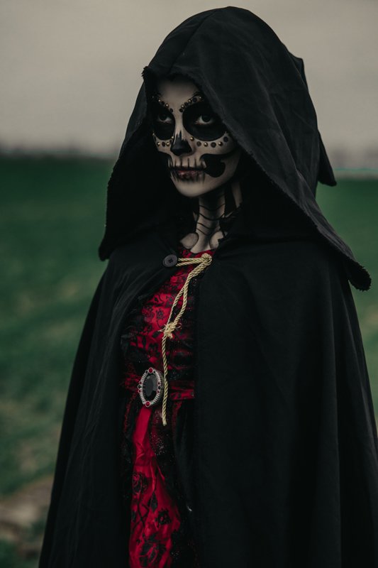 Тыквы пляшут меж руин.