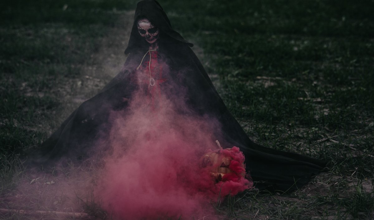 Я хоронюсь под ступенями днём,