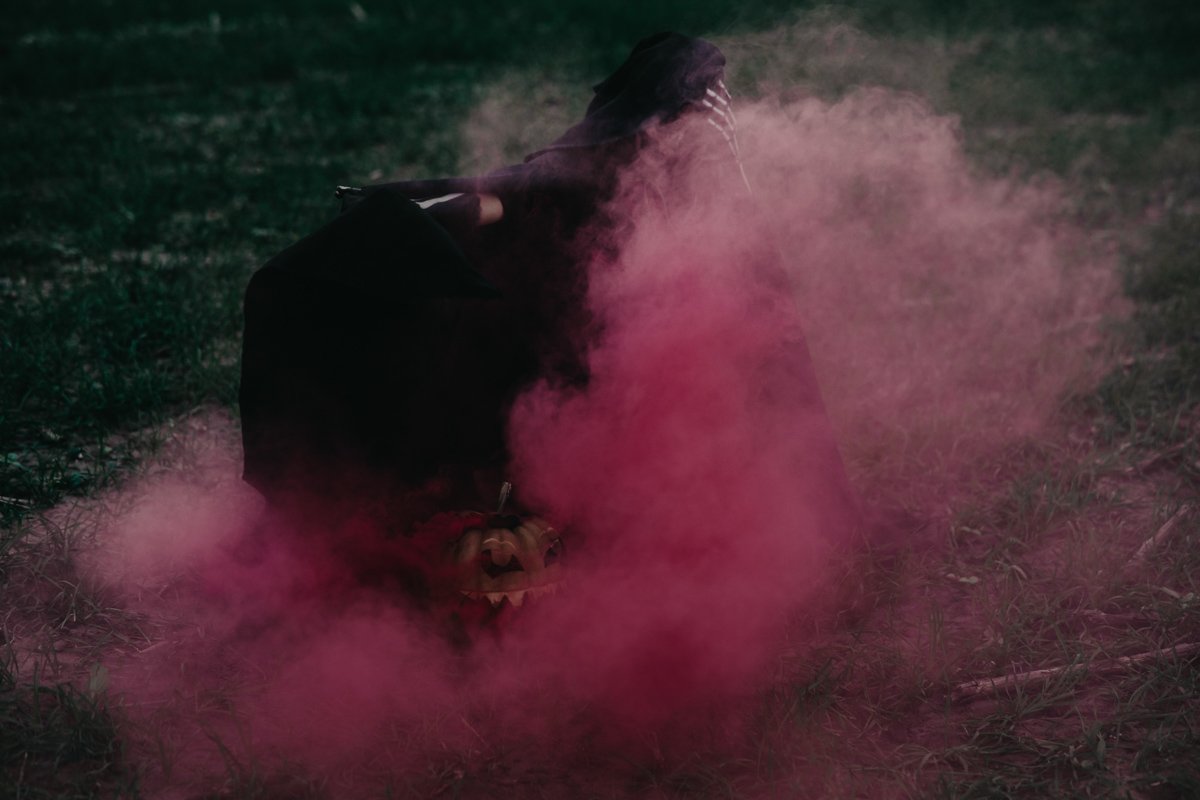 А выползаю во тьме пауком.