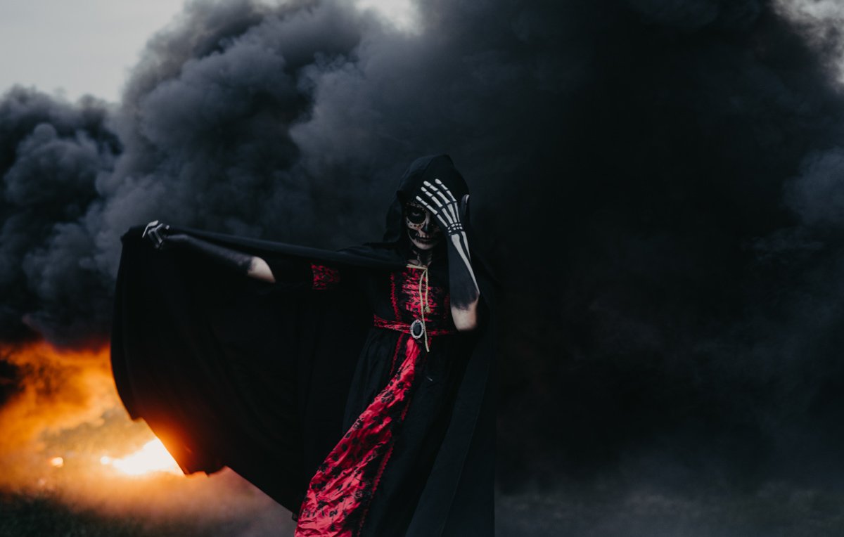 Скажешь "раз", скажешь "два" — Так и с плеч голова.