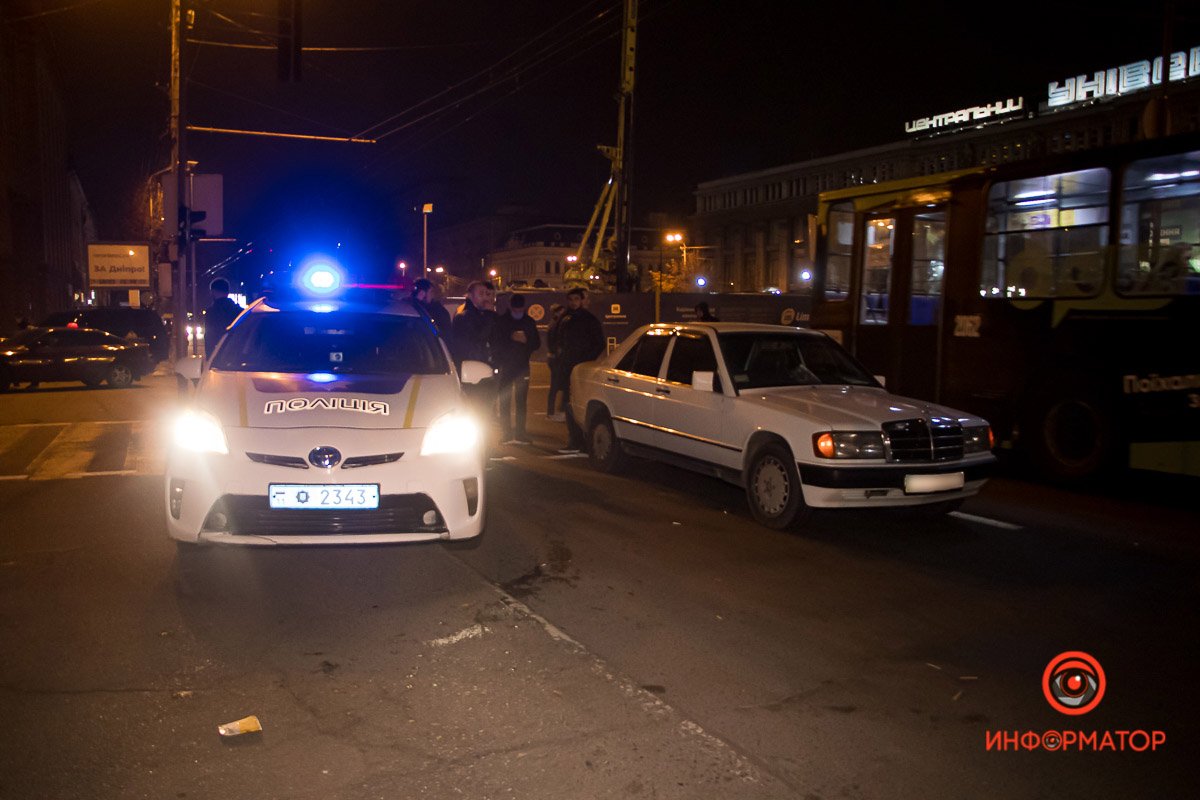 Mercedes ехал на зеленый Mercedes ехал на зеленый