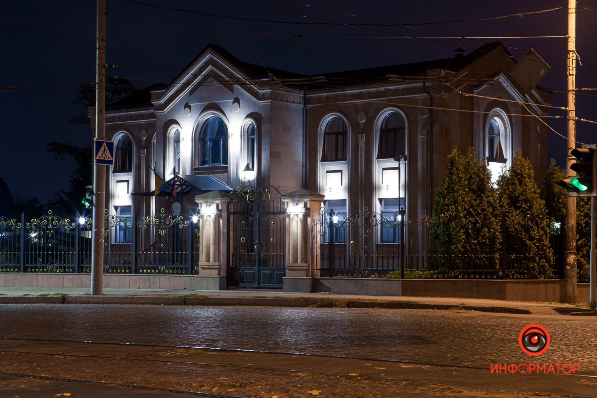 Зловеще подсвечивается