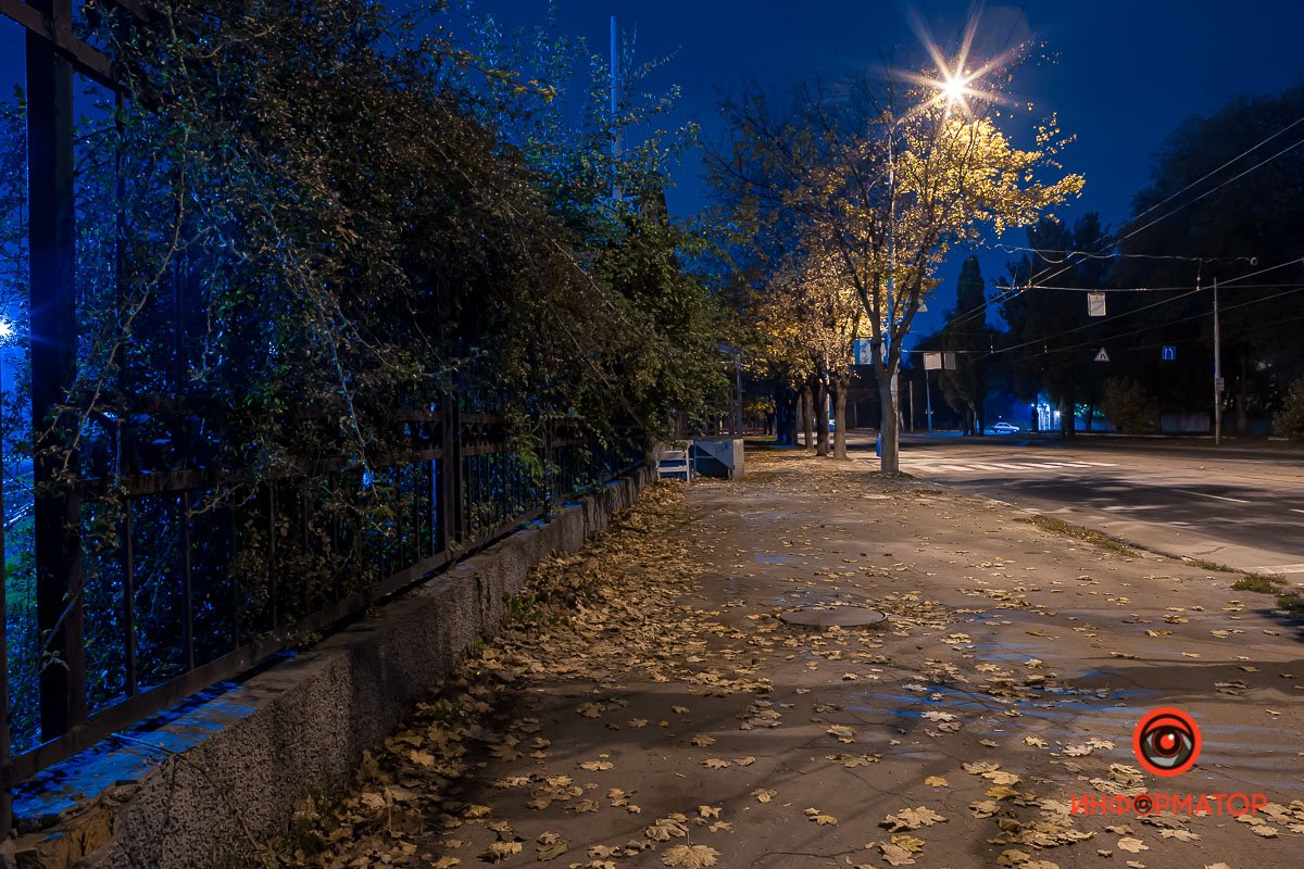 Вдали стоят фигуры?