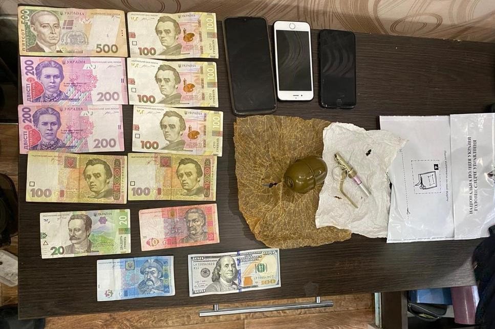 А также деньги и гранаты