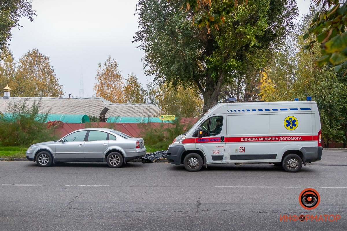 Мужчина вышел из машины