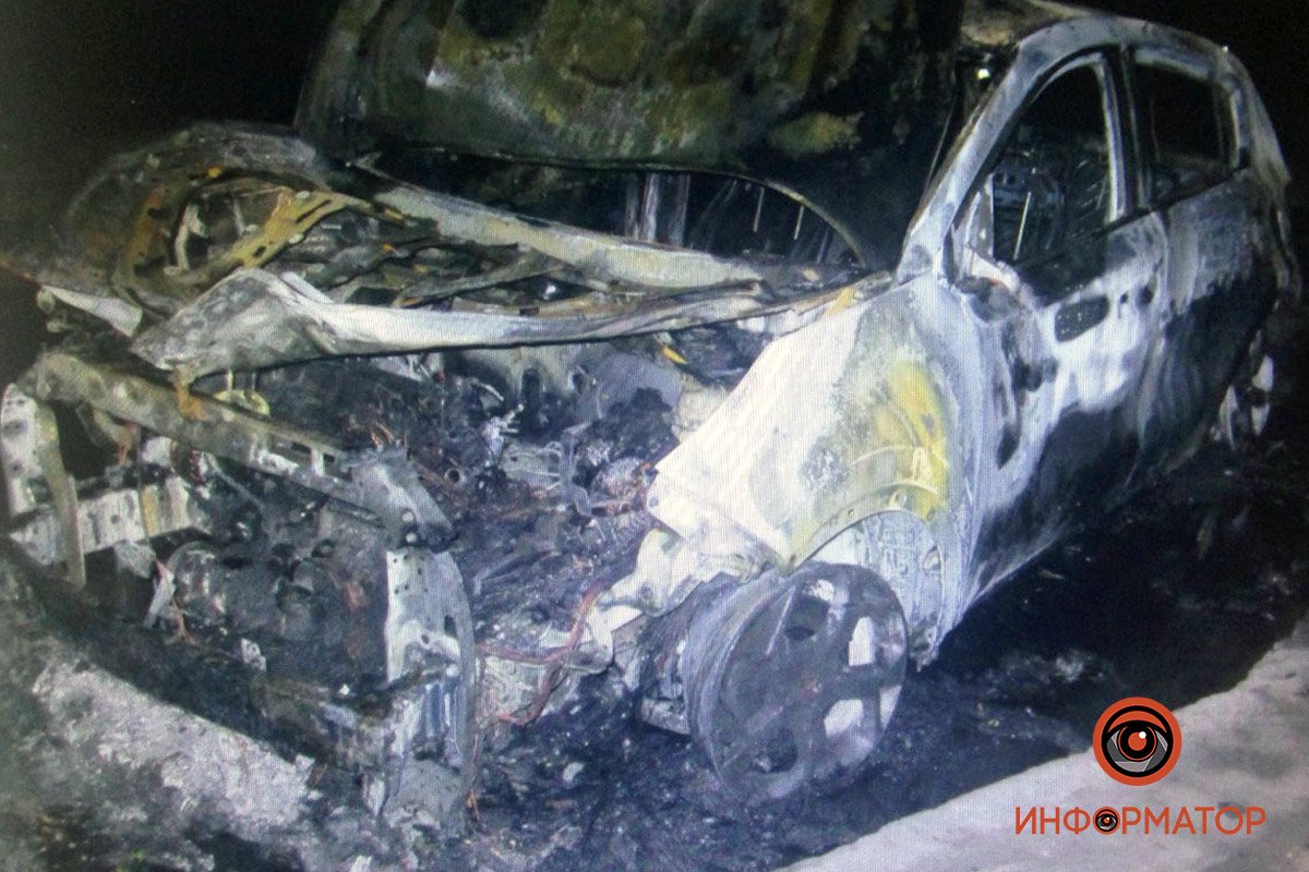 В Днепре на Поля горел автомобиль сотрудницы полиции В Днепре на Поля горел автомобиль сотрудницы полиции