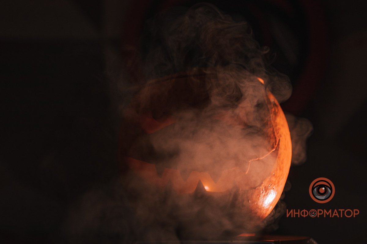 Если живущий в нем этому мраку равнозначен