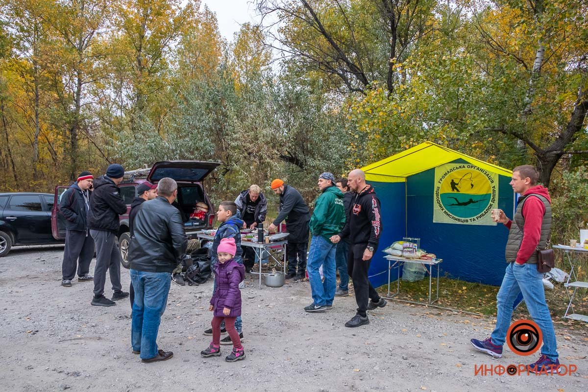 Собрались десятки жителей города Собрались десятки жителей города