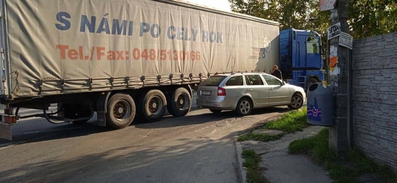 28 октября, около 13:00, на улице Томской столкнулись Skoda и грузовик 28 октября, около 13:00, на улице Томской столкнулись Skoda и грузовик