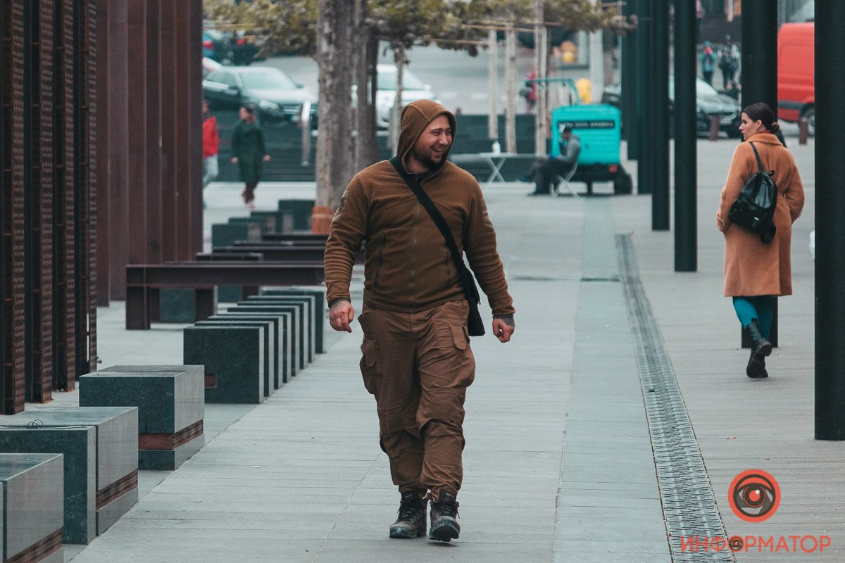 В камуфляже удобно прятаться на фоне кортеновской стали