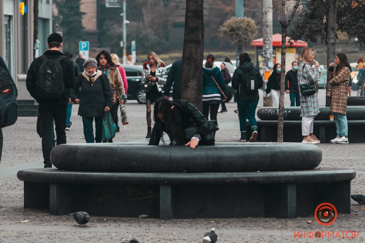 Самара Морган теперь вылазит не из телевизора, а из клумбы