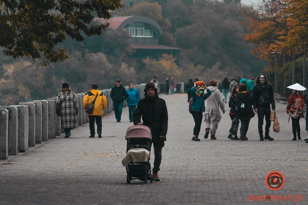 Когда ты участник дез-кор бэнда, и только на Хеллоуин можешь чувствовать себя комфортно среди людей...