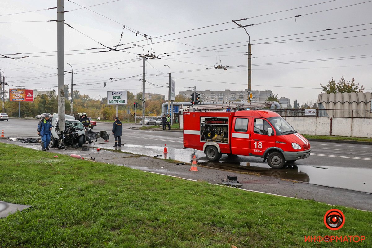 1 ноября на перекрестке улиц Калиновой и Янтарной автомобиль Mazda врезался в столб