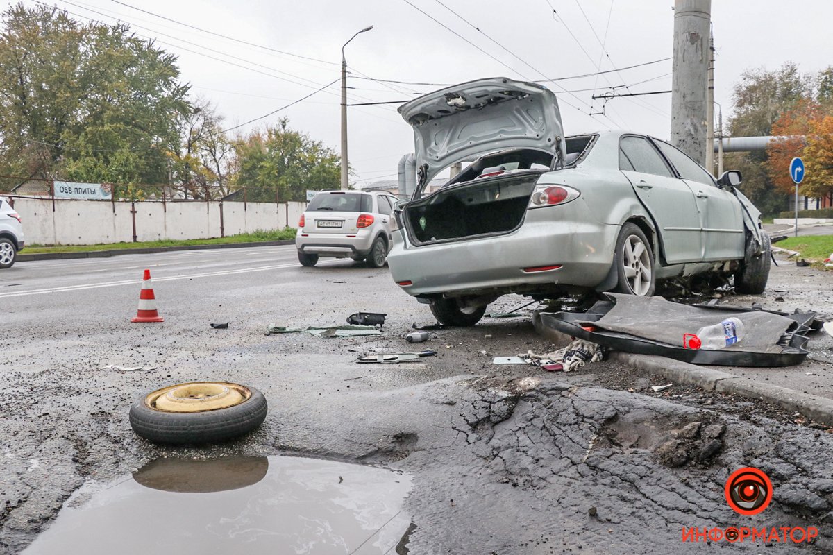 Транспортное средство загорелось, водителя зажало в салоне авто