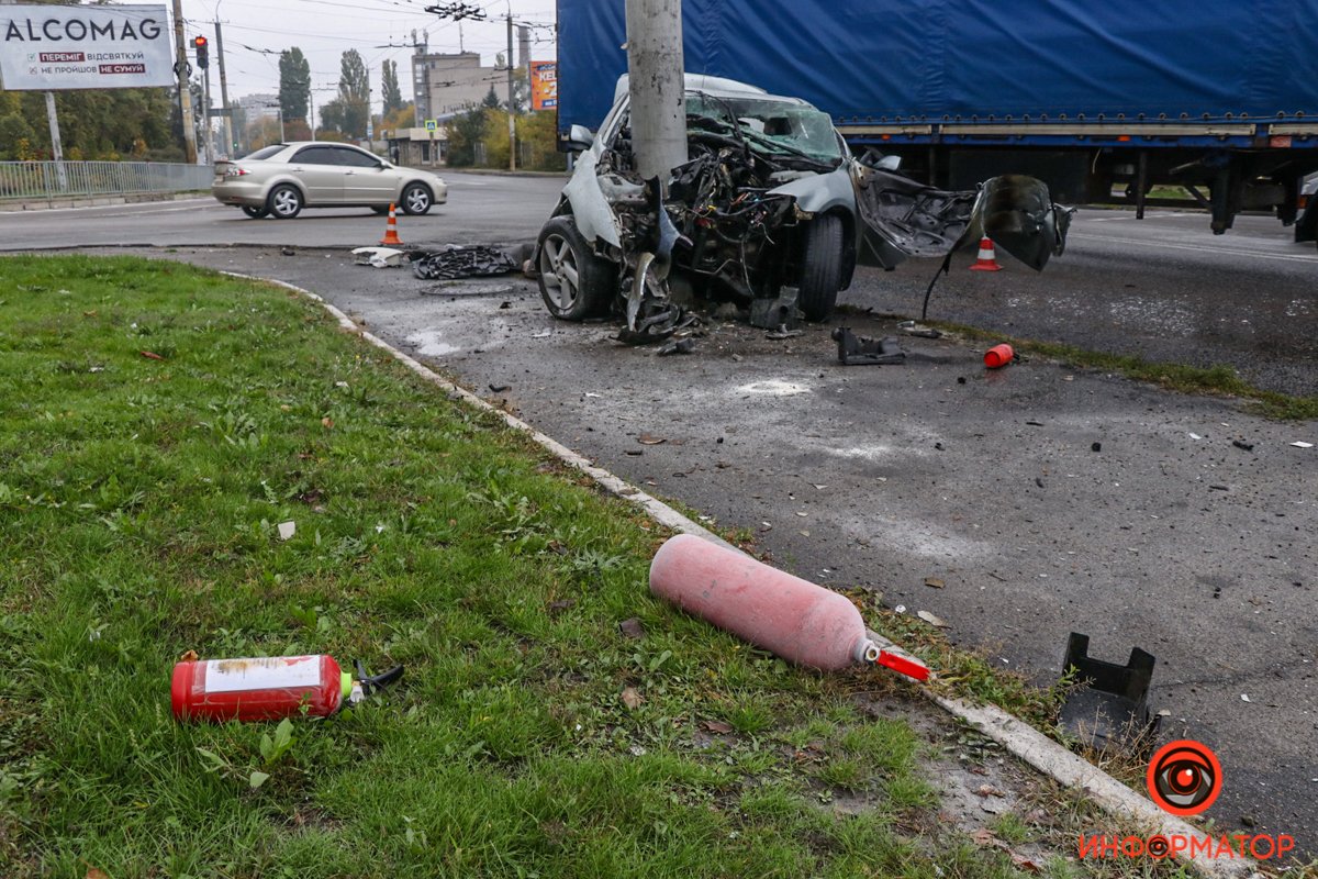Водитель пытался избежать столкновения и из-за этого врезался в столб.