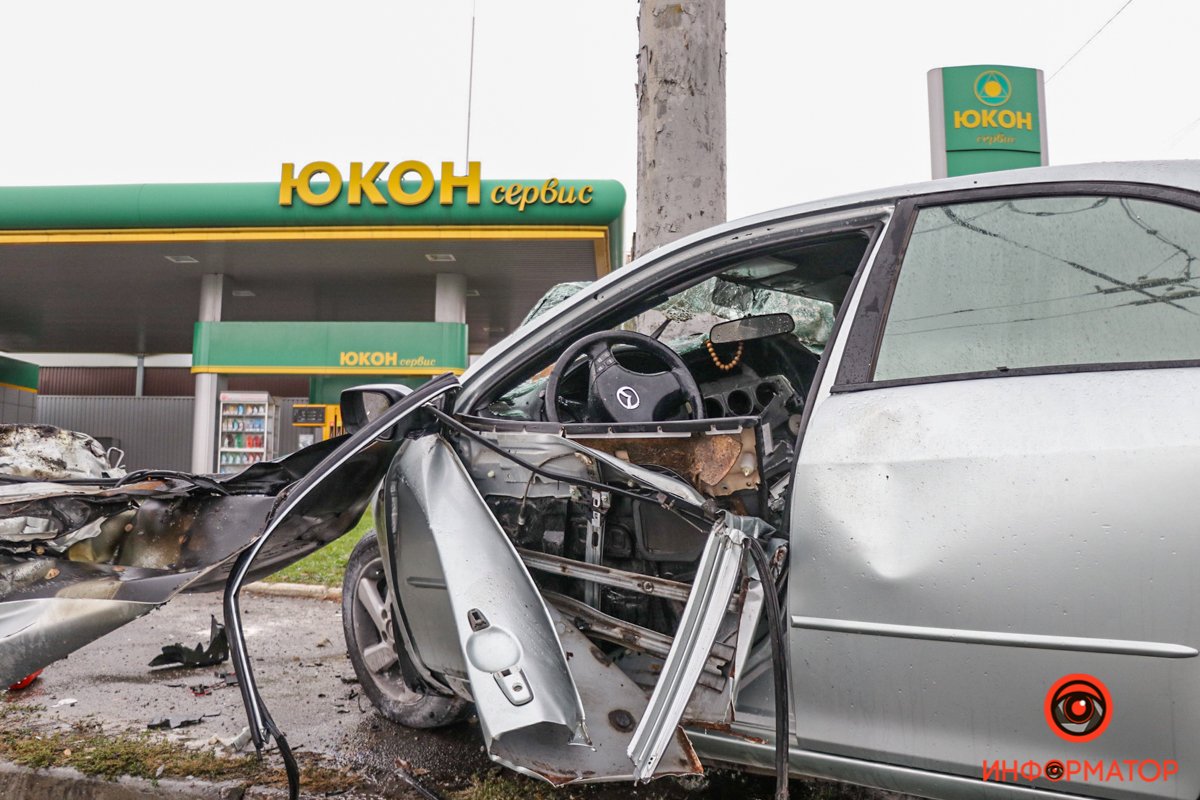 Мужчину зажало, его доставали из салона и тушили авто водители других автомобилей