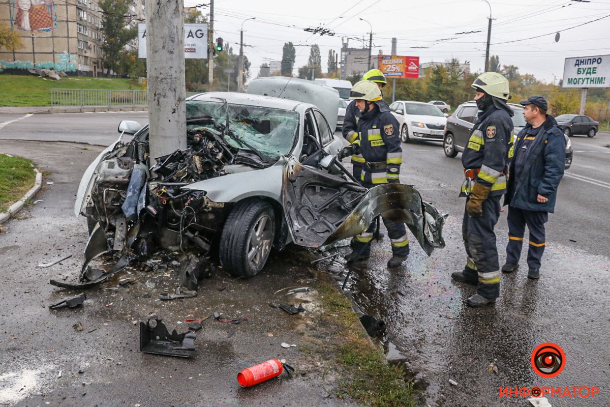 Столб буквально "вошел" в салон авто
