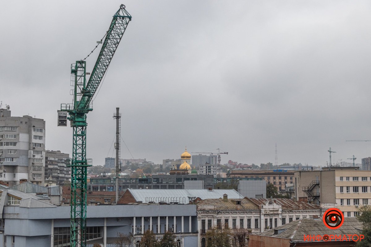 Кажется, будто осенняя хандра сейчас выдавит стекла, вольется в комнату и мы захлебнемся в ней, как в чернилах