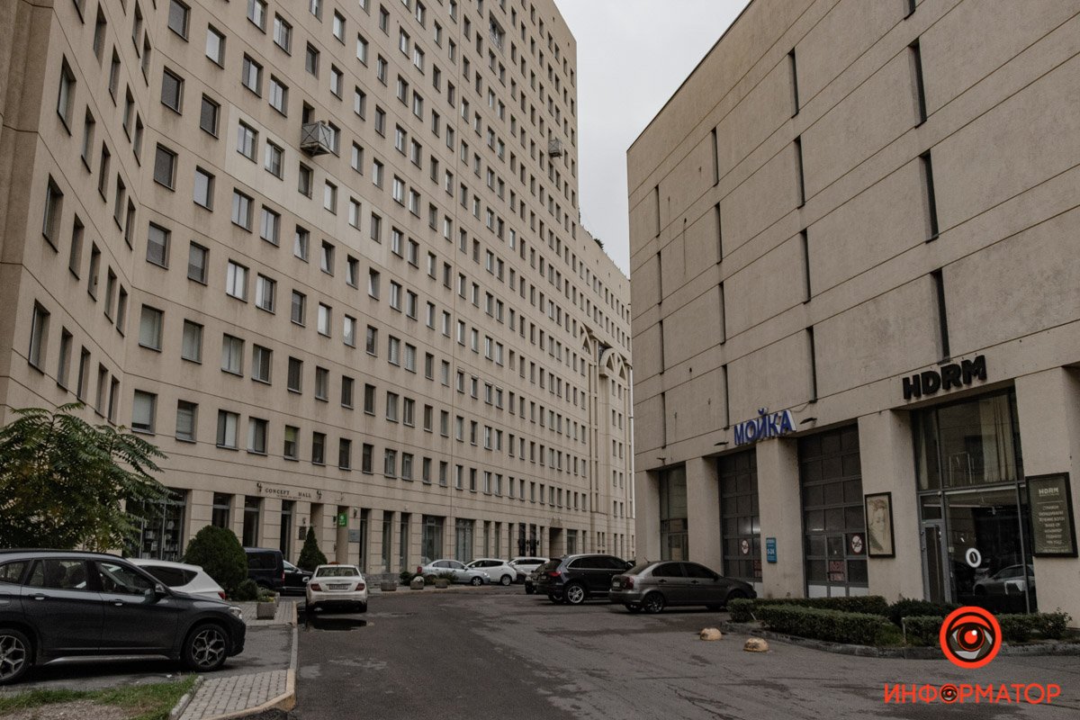 Ноябрь стер все цвета, превратив пейзаж в черно-белую фотографию