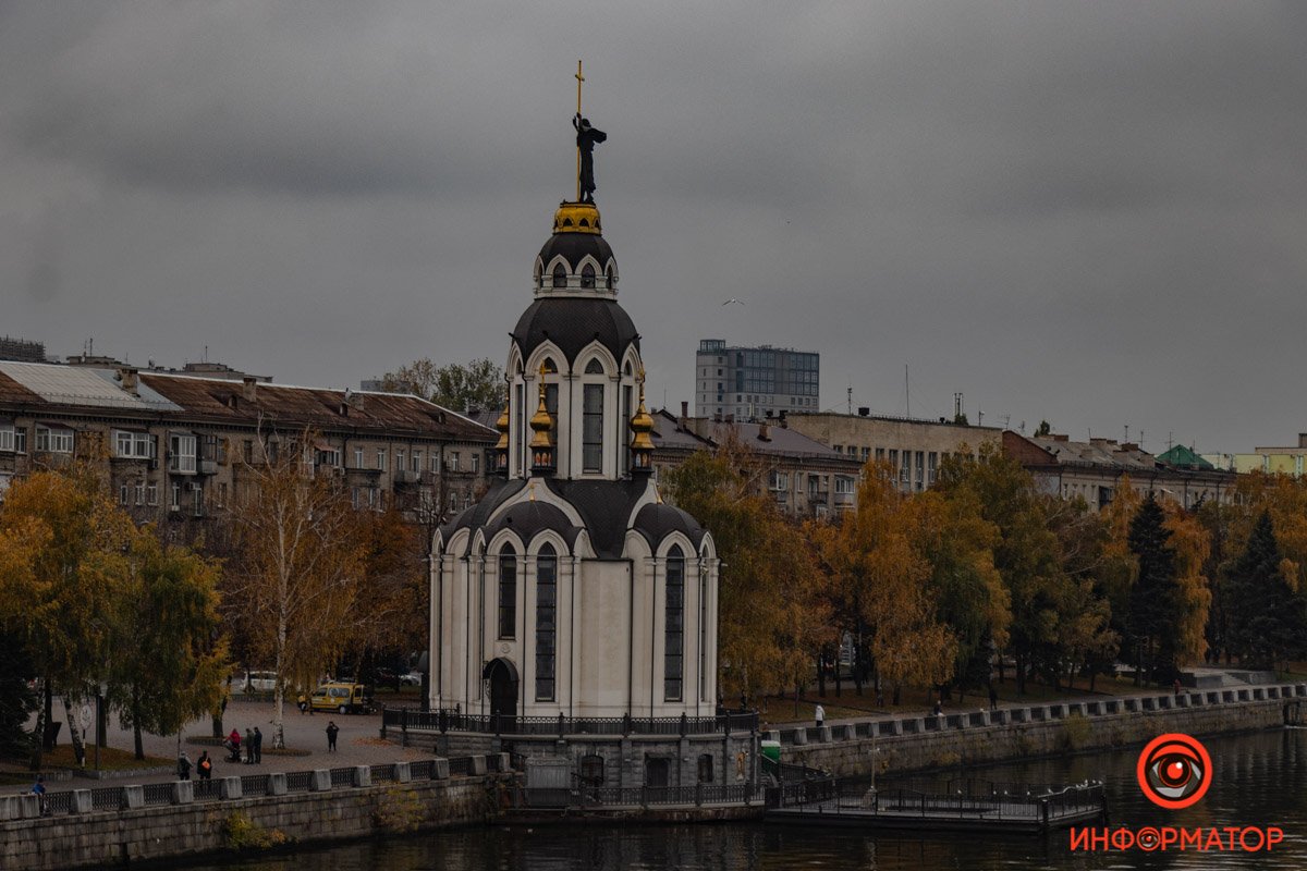 Настало время плохо освещённых тротуаров, зябко вздёрнутых плечей и мокрых капюшонов на голове