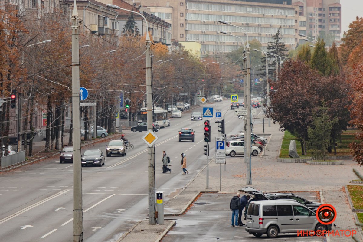 Скоро снова вставать без пятнадцати восемь и бежать под дождём на озябший трамвай...
