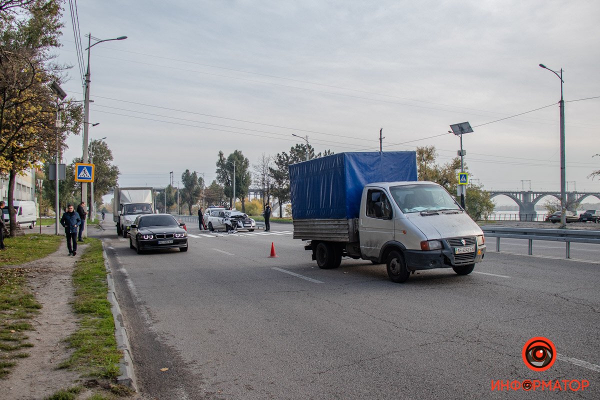 На улице Маршала Малиновского столкнулись автомобиль Audi и грузовая ГАЗель На улице Маршала Малиновского столкнулись автомобиль Audi и грузовая ГАЗель