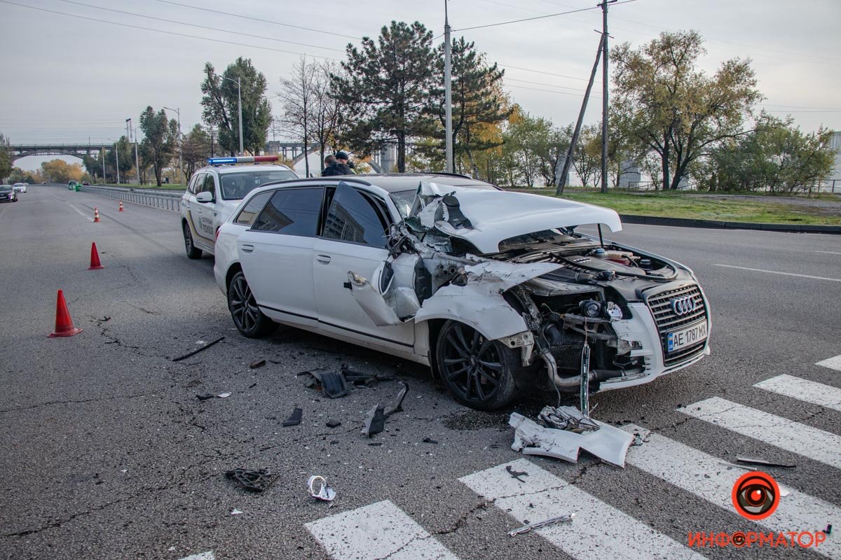 И остановилась перед переходом, чтобы пропустить пешеходов И остановилась перед переходом, чтобы пропустить пешеходов