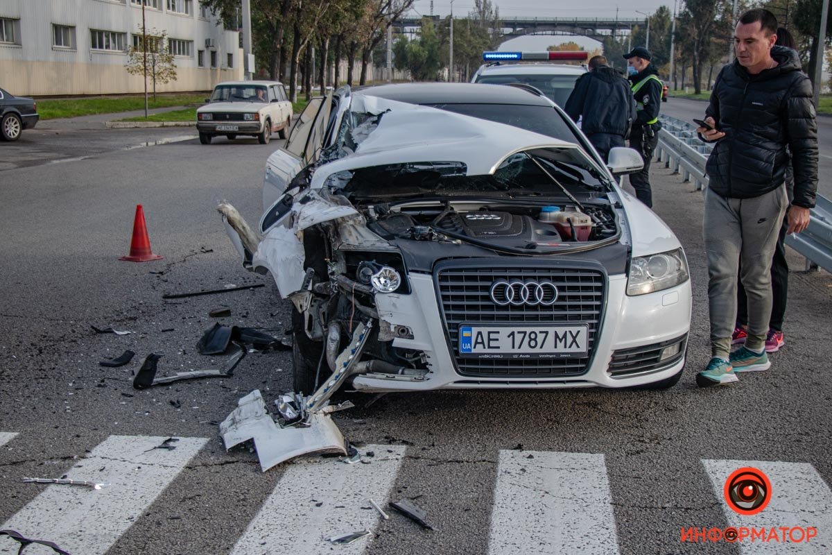 Предварительно, водитель автомобиля Audi не соблюдал безопасную дистанцию, из-за чего врезался в ГАЗель Предварительно, водитель автомобиля Audi не соблюдал безопасную дистанцию, из-за чего врезался в ГАЗель
