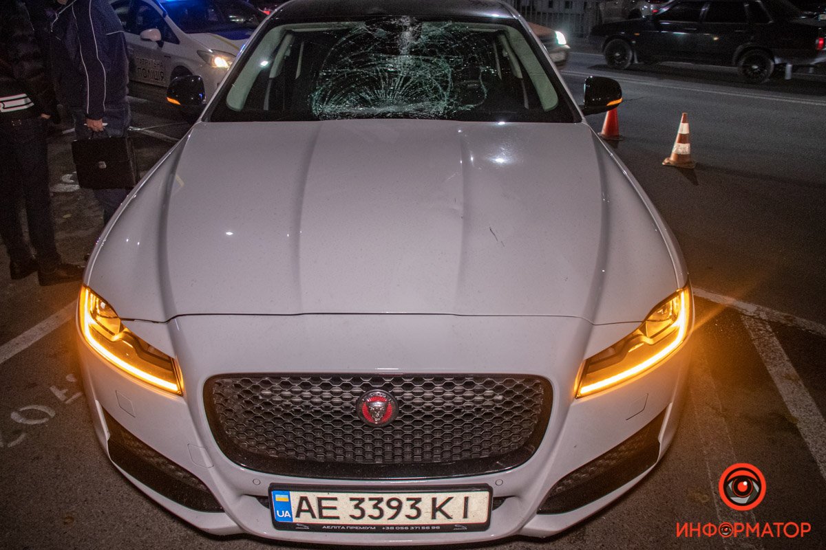 На Сичеславской Набережной Jaguar сбил мужчину, который переходил дорогу по пешеходному переходу