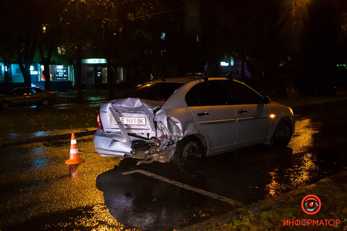 Предварительно, Volvo въехал в припаркованный Hyundai Предварительно, Volvo въехал в припаркованный Hyundai