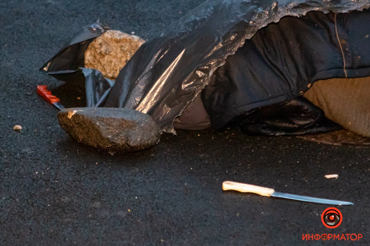 Возле трупа лежали два ножа Возле трупа лежали два ножа