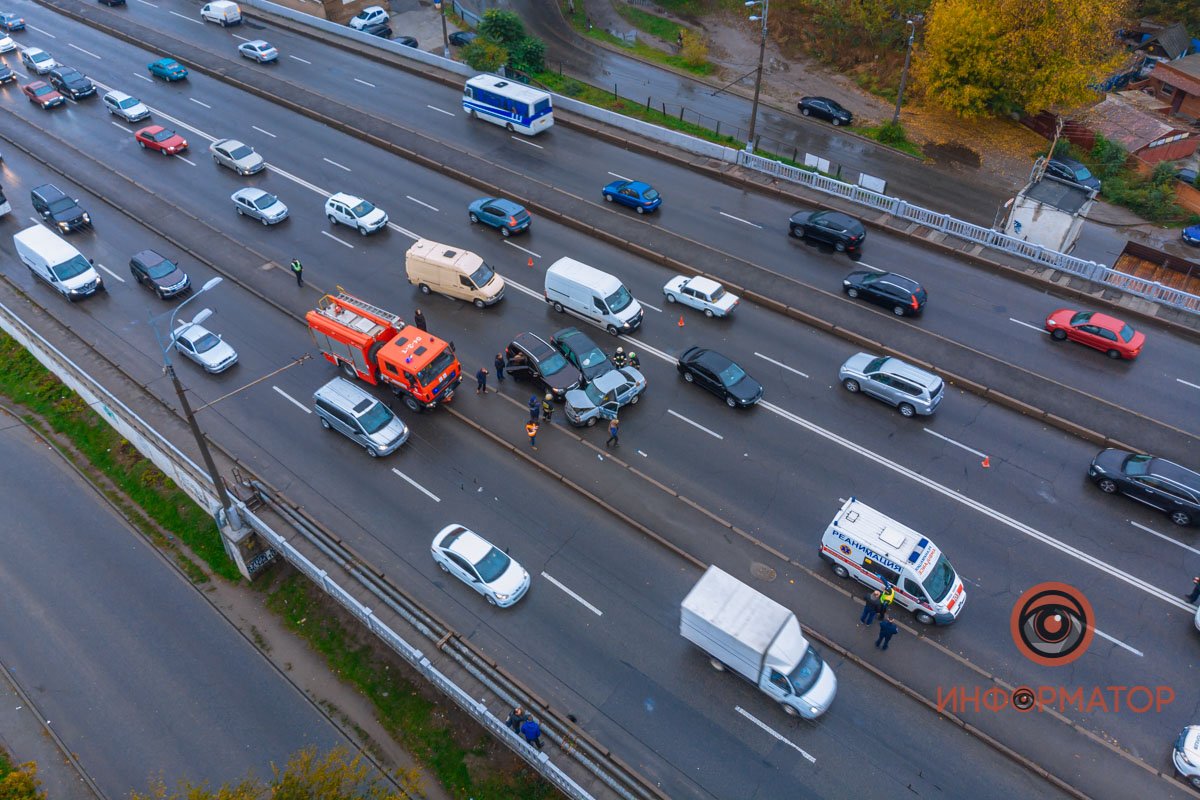 2 ноября на виадуке на Слобожанском проспекте столкнулись четыре автомобиля - Hyundai, ВАЗ, Toyota и Skoda