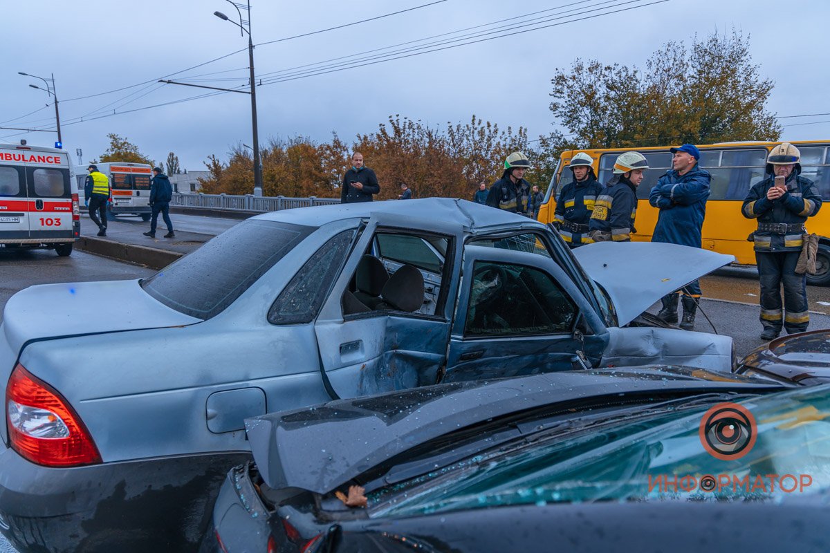 Предварительно, со слов водителя ВАЗа, он ехал по Слобожанскому проспекту в сторону центра