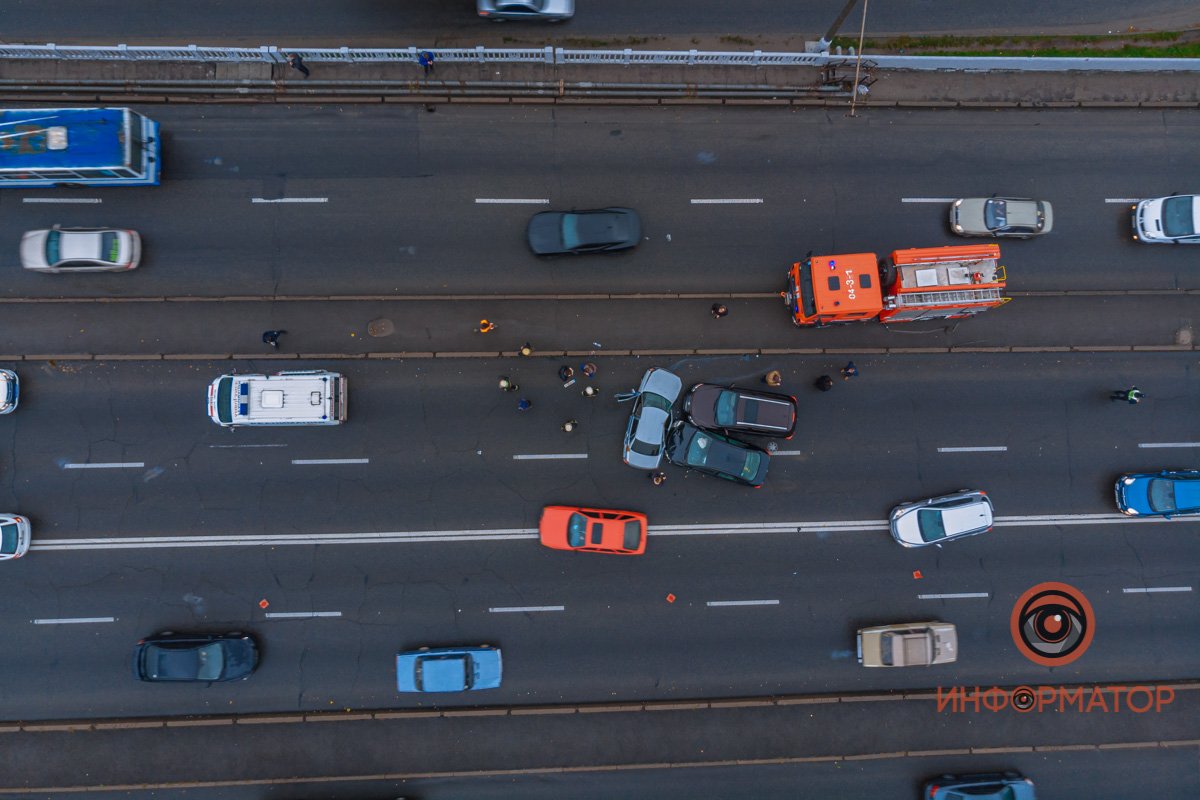 Автомобиль развернуло - он стал поперек дороги