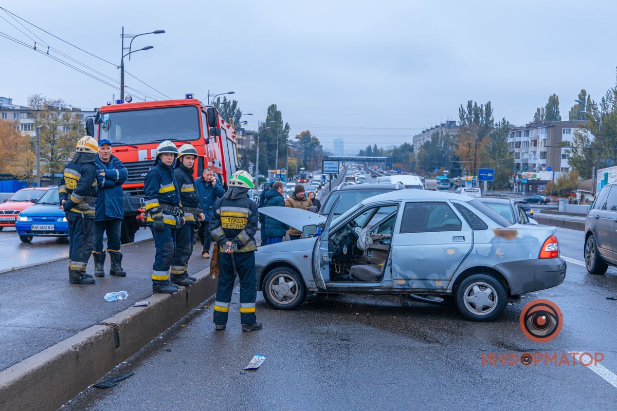 Спасатели проверили автомобили, сняли клеммы с аккумуляторов и позже будут смывать топливо с проезжей части