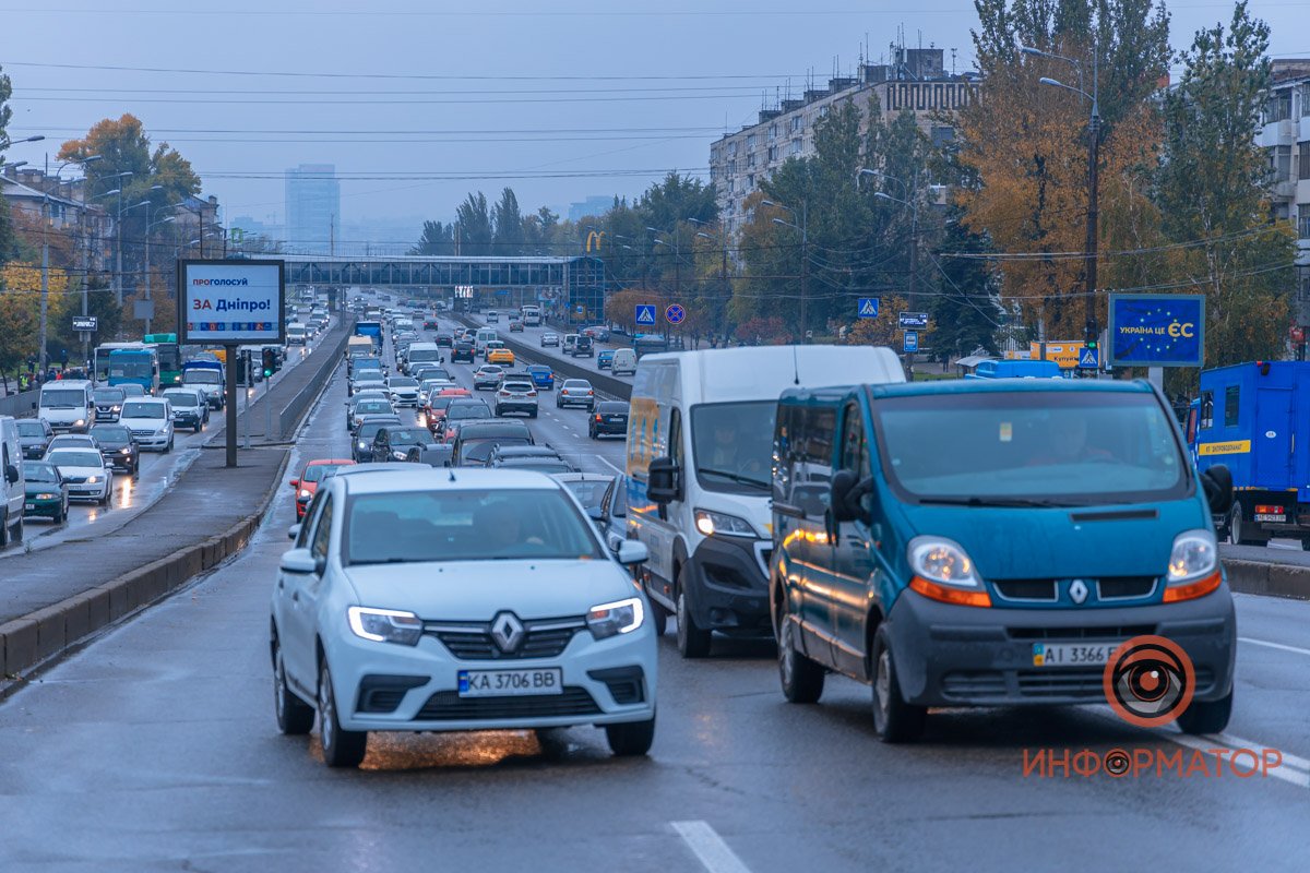 Из-за аварии заблокированы две центральные полосы движения по Слобожанскому проспекту в сторону Калиновой