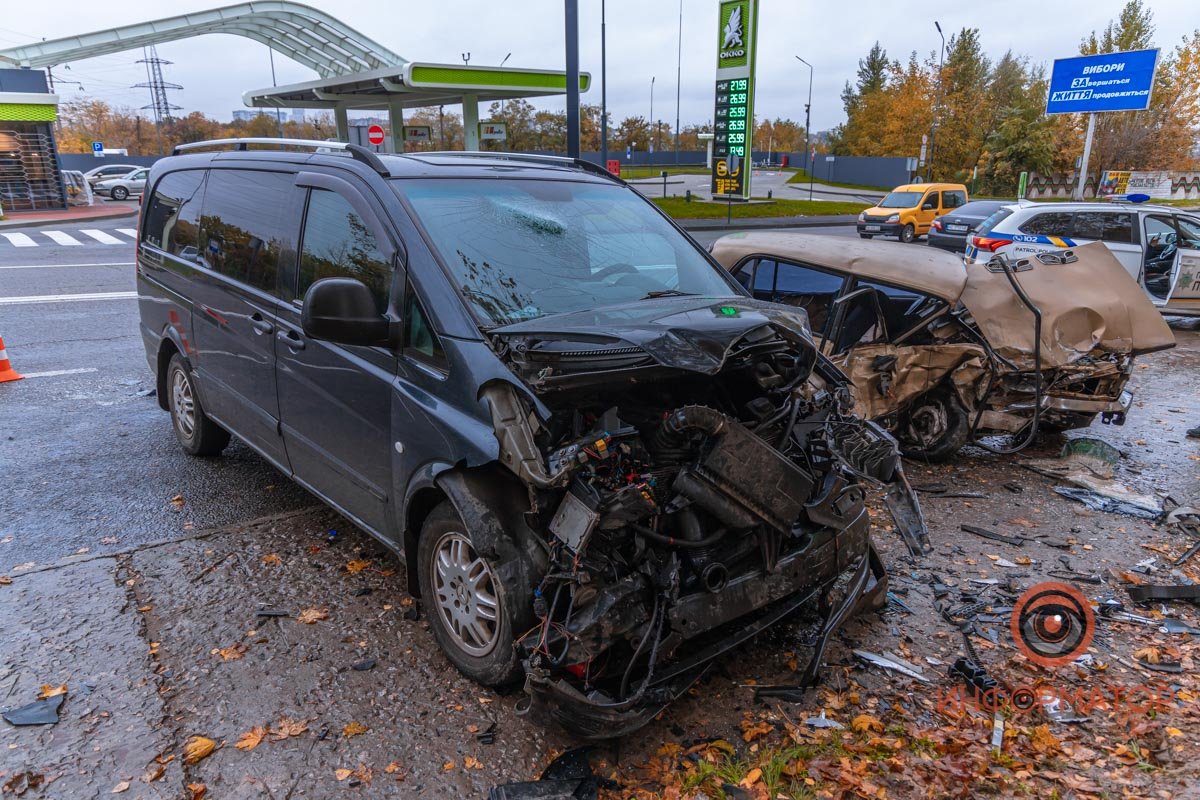 Mercedes спускался по Космической